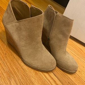 Lucky Brand Size 7 Tan wedge booties
